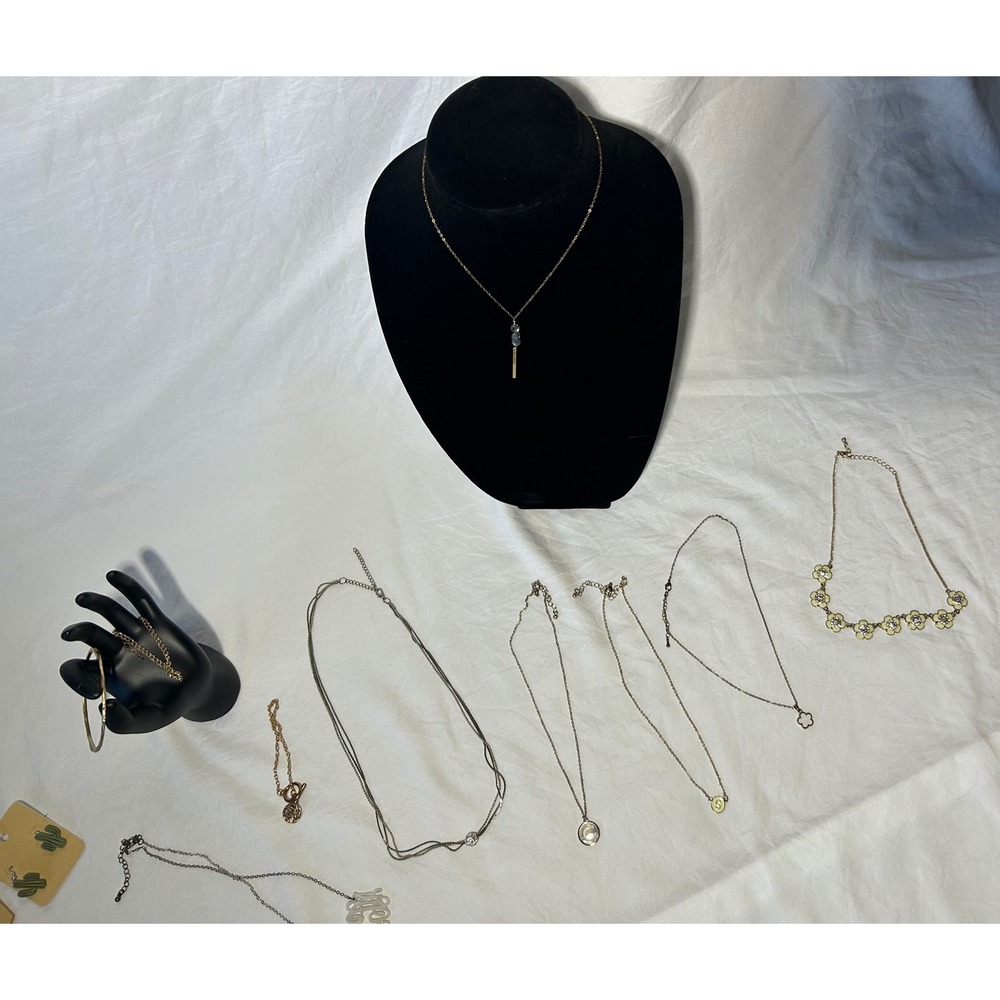 1-2lbs Lot Of Wearable Necklaces, Bracelets, & Earrings Gold‎ Silver Tone Mixed